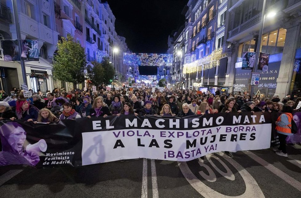Archivo - Vista de centenares de personas durante una manifestación contra las violencias machistas, a 25 de noviembre de 2022, en Madrid (España). La protesta ha sido convocada por el Foro de Madrid contra la Violencia a las Mujeres y el Movimiento Fem