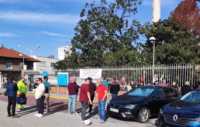 Concentración de la plantilla de la logística de Solvay en la planta de Barreda