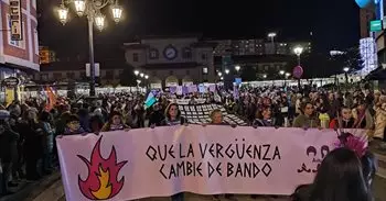 Una multitudinaria manifestación reclama en Oviedo que "la vergüenza cambie de bando" por el 25N