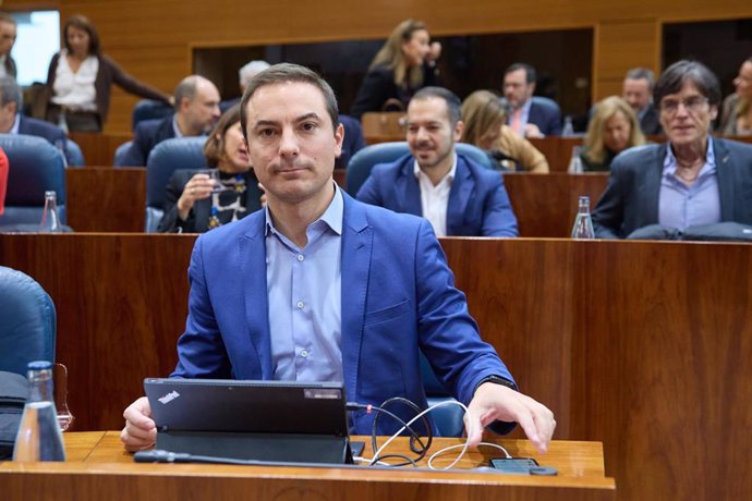 El portavoz del PSOE en la Asamblea, Juan Lobato, durante un pleno en la Asamblea de Madrid, a 14 de noviembre de 2024, en Madrid (España).