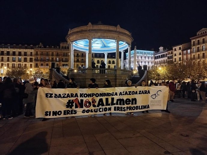 Imagen de la manifestación convocada en Pamplona por la Plataforma de Mujeres Contra la Violencia Sexista con motivo del 25N, Día Internacional de la Eliminación de la Violencia contra la Mujer