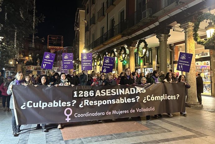 Cabecera de la manifestación convocada por la Coordinadora de Mujeres de Valladolid con motivo del 25 de noviembre.