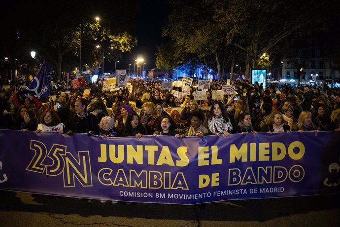 Cientos de personas durante la manifestación organizada por la Comisión 8M con motivo del 25N y bajo el lema "Juntas, el miedo cambia de bando", desde Atocha hasta la calle Alcalá, a 25 de noviembre de 2024, en Madrid (España). El Día Internacional para l