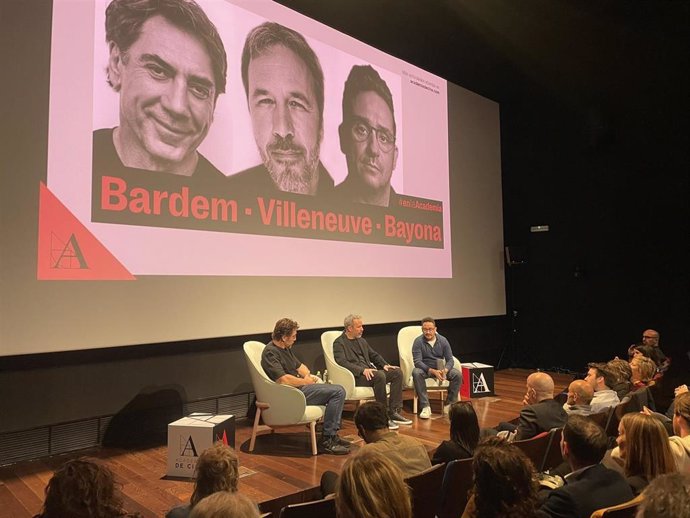 Javier Bardem, Denis Villeneuve y J.A. Bayona durante un acto en la Academia de Cine, el 25 de nivembre del 2024 (Madrid)