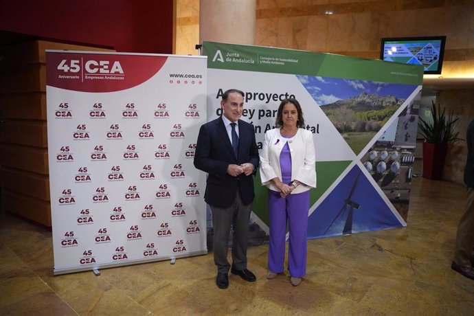 La consejera de Sostenibilidad y Medio Ambiente de la Junta de Andalucía, Catalina García, y el presidente de la CEA, Javier González de Lara, en el acto de presentación de la Ley.