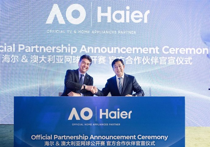 L-R: Cedric Cornelis, Tennis Australia Chief Commercial Officer and Li Huagang, Senior Vice President of Haier Group and Chairman and CEO of Haier Smart Home