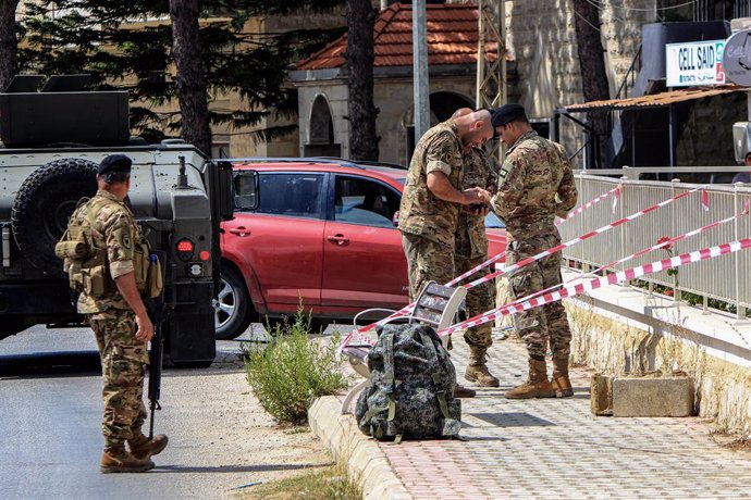 Archivo - 19 September 2024, Lebanon, Qliyaa: Lebanese army explosives experts work on preparing the site to explode a walkie- talkie that they found thrown away a day after several devises exploded killing pro-Iranian Hezbollah militants. Handheld walkie