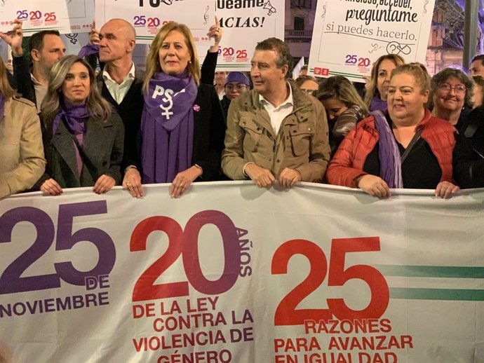 La portavoz de la Comisión Ejecutiva del PSOE-A, María Márquez, en la manifestación contra la violencia de género.