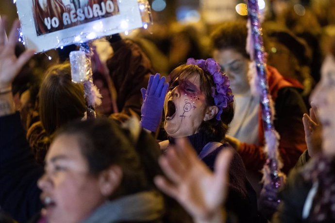 Decenas de personas durante la manifestación organizada por la Comisión 8M con motivo del 25N y bajo el lema "Juntas, el miedo cambia de bando", desde Atocha hasta la calle Alcalá, a 25 de noviembre de 2024, en Madrid (España).