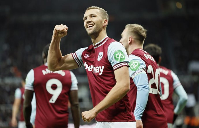 25 November 2024, United Kingdom, Newcastle Upon Tyne: West Ham United's Tomas Soucek (C) celebrates scoring his side's first goal during the English Premier League soccer match between Newcastle United and West Ham United at St James' Park. Photo: Richar