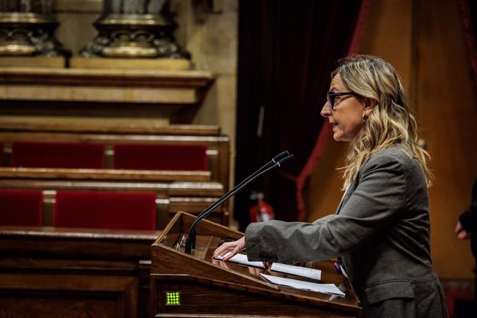 Archivo - La consellera de Igualdad y Feminismo de la Generalitat, Eva Menor, en el Parlament de Catalunya durante un pleno