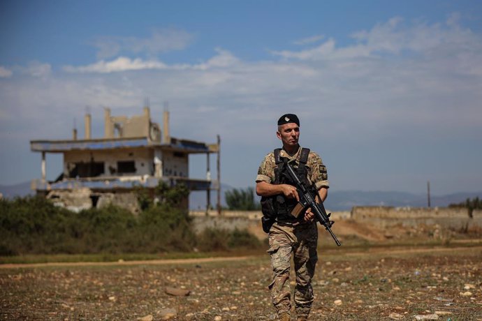 Archivo - 05 October 2023, Lebanon, Wadi Khaled: A Lebanese soldier from the 1st Border Brigade secures an area where hundreds of Syrian refugees are smuggled illegally every day at the area of Wadi Khaled located at the edge of Lebanese-Syrian border in 