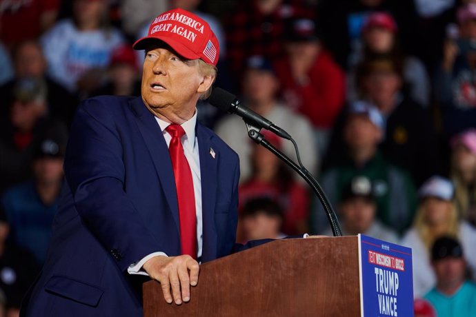 Archivo - 14 October 2024, US, Juneau: Former US president and Republicans presidential candidate, Donald Trump, speaks during a campaign rally at the Dodge County Airport in Juneau. Photo: Jeff M. Brown/ZUMA Press Wire/dpa