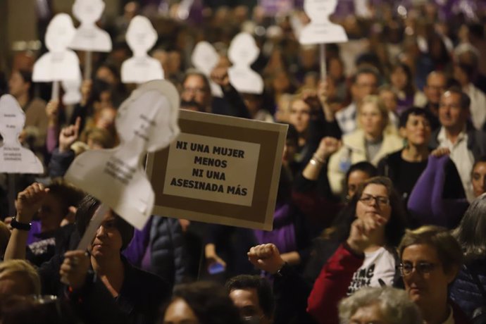 Imágenes de la manifestación con motivo del 25N en Málaga. A 25 de noviembre de 2024, en Málaga, Andalucía (España). Esta tarde, las calles y plazas de Andalucía son escenario de diversas actividades y movilizaciones para mostrar el compromiso de la comun