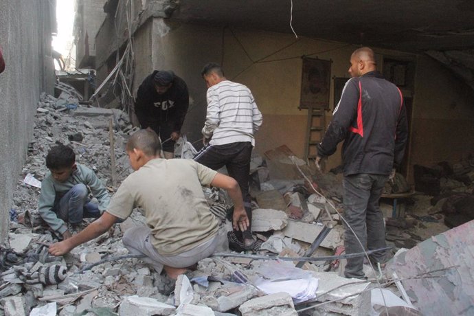 GAZA, Nov. 21, 2024  -- People search in the rubble of a destroyed house in Gaza City, on Nov. 21, 2024. During the past 24 hours, the Israeli military killed 71 people and wounded 176 others, bringing the total death toll to 44,056 and injuries to 104,26