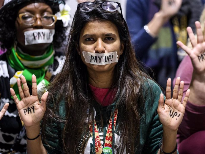 Activistas se manifiestan en la zona azul de la ONU durante la COP29, celebrada en Bakú, Azerbaiyán