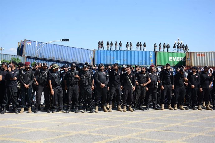 Archivo - October 6, 2024, Islamabad, Pakistan: Pakistan Army soldiers stand guard in anticipation of former Prime Minister Imran Khan's supporters and activists amid the ongoing protests. Pakistan's capital was locked down on October 5, swarmed by securi