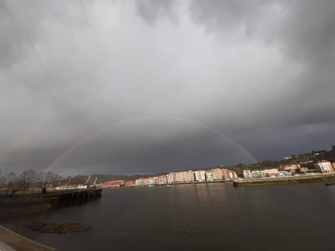 Archivo - Cielos con abundante nubosidad en la costa vasca.