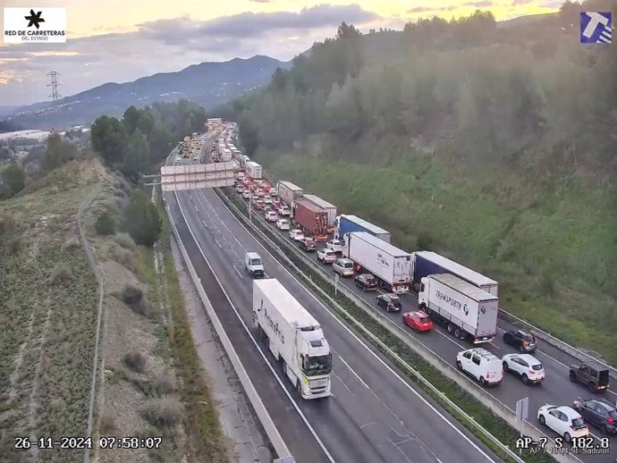 Retenciones en la AP-7 por un accidente en Gelida (Barcelona)