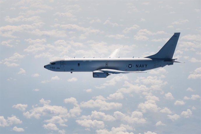 Archivo - Un avión militar P-8A Poseidon de la Armada de Estados Unidos vuela sobre el mar Negro en septiembre de 2020 (archivo)