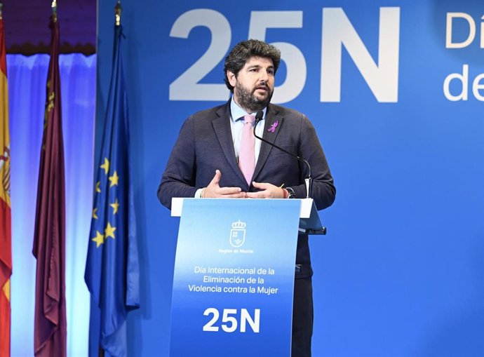 El presidente de la Comunidad, Fernando López Miras, durante su intervención en el acto institucional de entrega de distinciones con motivo del Día Internacional para la Eliminación de la Violencia contra la Mujer