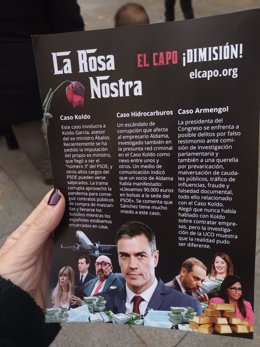 Un autobús de HazteOír recorre las inmediaciones de Cibeles contra "la Rosa Nostra" de Sánchez y su entorno