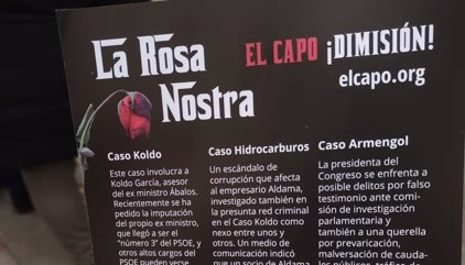 Un autobús de HazteOír recorre las inmediaciones de Cibeles contra "la Rosa Nostra" de Sánchez y su entorno