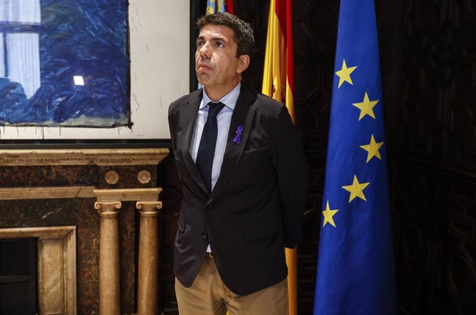 El 'president' de la Generalitat, Carlos Mazón, llega a una reunión con el nuevo conseller de Emergencias e Interior de la Generalitat valenciana, en el Palau de la Generalitat, a 25 de noviembre de 2024