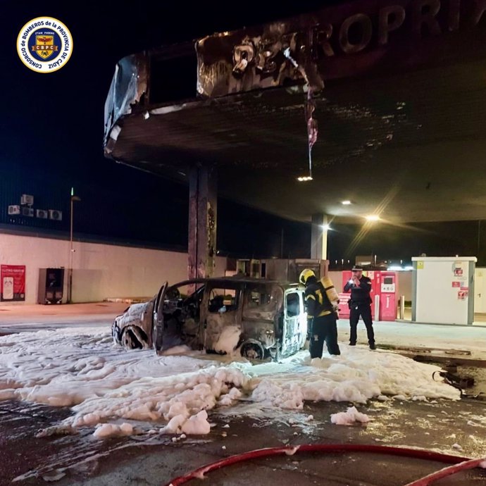 Furgoneta ardiendo en una gasolinera de Chiclana