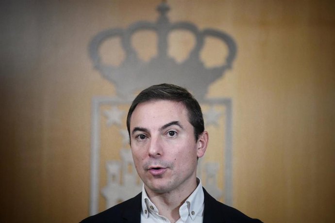 El portavoz del PSOE en la Asamblea, Juan Lobato, comparece ante los medios de comunicación durante un pleno en la Asamblea de Madrid, a 21 de noviembre de 2024, en Madrid (España). 