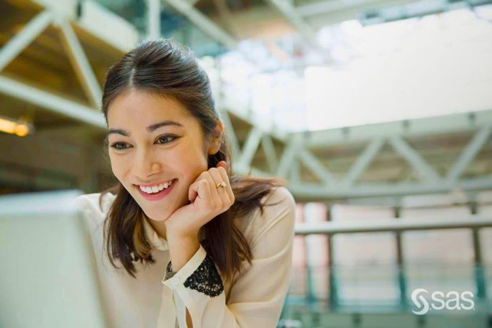 Una trabajadora con el ordenador portátil