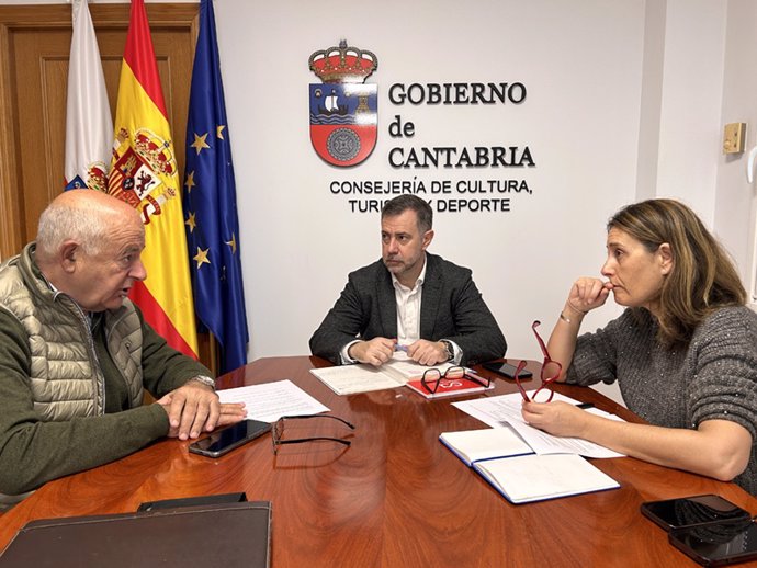 El consejero de Cultura, Turismo y Deporte, Luís Martínez Abad, ha felicitado a Julián Vélez, recién elegido presidente de la Federación Cántabra de Bolos.