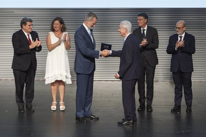 Archivo - El Rey Felipe VI (3i), entrega el VII Premio Reino de España a la Trayectoria Empresarial al presidente de Meliá Hotels International, Gabriel Escarrer Juliá (4i), en el Palacio de Congresos de Palma, a 22 de septiembre de 2022, en Palma 