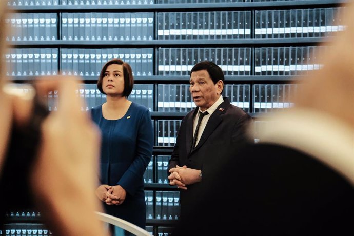 Archivo - La vicepresidenta de Filipinas, Sara Duterte, junto a su padre, el ahora expresidente del país Rodrigo Duterte.