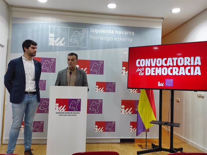 El coordinador federal de Izquierda Unida, Antonio Maíllo (d), y el coordinador general de IUN, Carlos Guzmán, en una rueda de prensa.