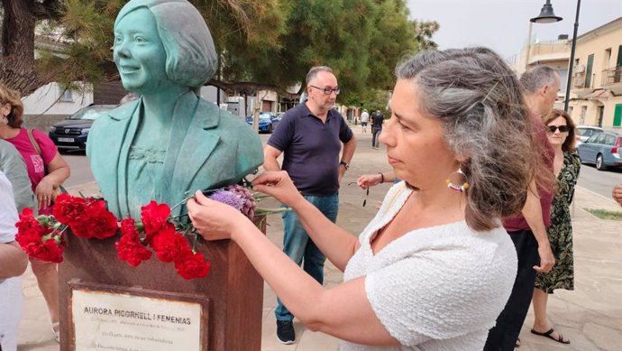 La portavoz de MÉS per Palma, Neus Truyol, junto al busto de Aurora Picornell.