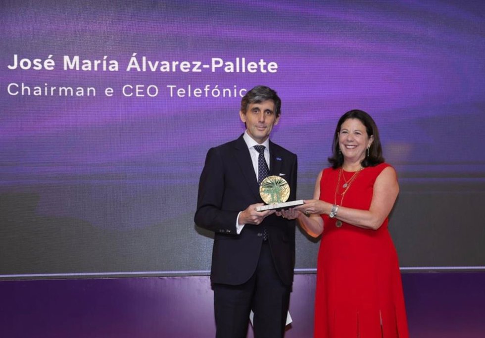 Archivo - El presidente ejecutivo de Telefónica, José María Álvarez-Pallete, y la embajadora de España en Brasil, María del Mar Fernández-Palacios Carmona, en el acto de la Cámara Española de Comercio en Brasil, a 25 de noviembre de 2024, en So Paulo