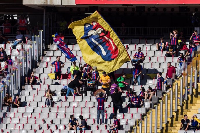 Archivo - Supporters of FC Barcelona are seen with a Rolling Stones flag during the Spanish league, La Liga EA Sports, football match played between FC Barcelona and Real Madrid at Estadi Olimpic  on October 28, 2023 in Barcelona, Spain.