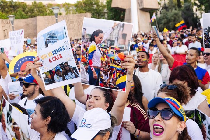 Archivo - Manifestantes durante una protesta en apoyo a la oposición venezolana en Madrid