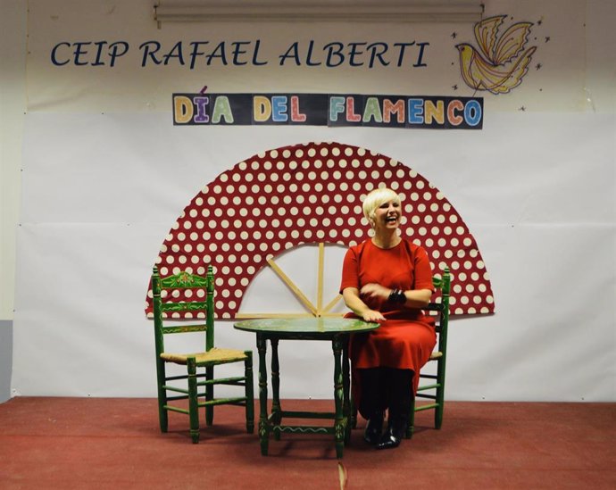 La artista Pasión Vega en el colegio Rafael Alberti de Montequinto.