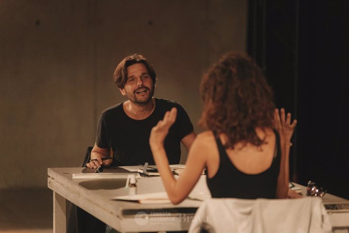 Archivo - El dramaturgo y actor valenciano Toni Agustí se subirá al escenario de la Sala L'Horta el próximo sábado 30 de noviembre para interpretar, junto a la actriz Lara Salvador, la comedia dramática 'Versión'.