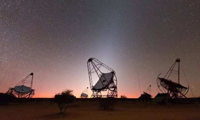 El observatorio H.E.S.S., situado en las tierras altas de Khomas, en Namibia, a una altitud de 1.835 m por debajo del cielo del sur.