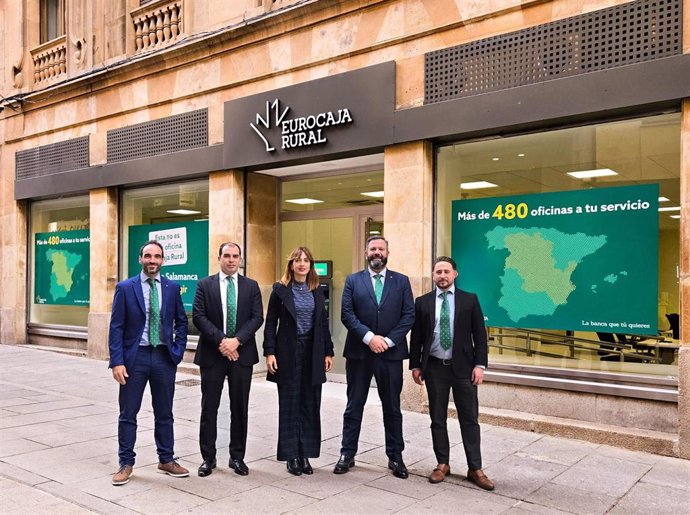 El gestor comercial Alberto Rubio (I); el director de la oficina, Carlos Alberto Sánchez; la directora territorial, Susana Ayres; el director comercial Carlos Martín-Salas y el gestor comercial Jorge Inestal.