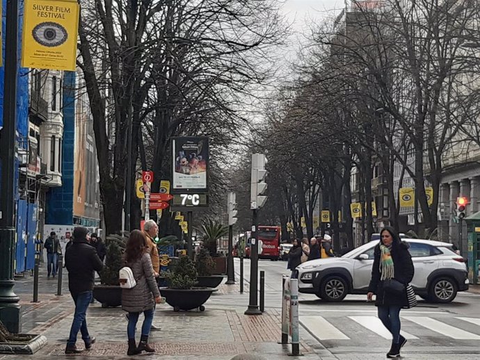 Archivo - Ciudadanos en una calle de Bilbao.