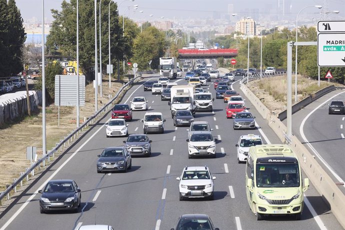 Varios vehículos en la A-4.