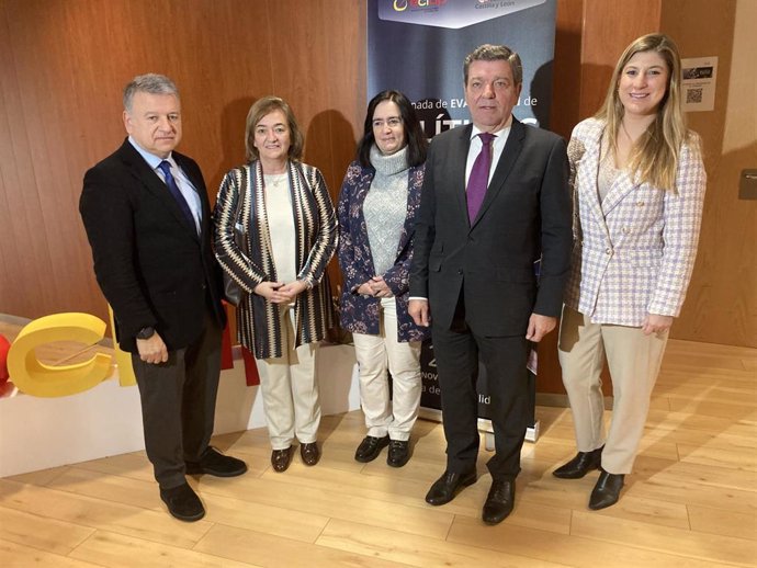 González Gago (2 d), momentos antes de participar en la jornada.