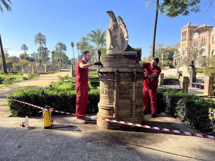 Actuaciones en una de las águilas decorativas de la Plaza de América, en el parque de María Luisa