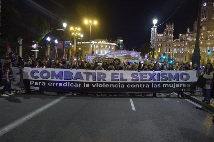 Decenas de personas durante la manifestación organizada por el Foro de Madrid Contra la Violencia a las Mujeres con motivo del 25N y bajo el lema 'Combatir el sexismo para erradicar la violencia contra las mujeres' 