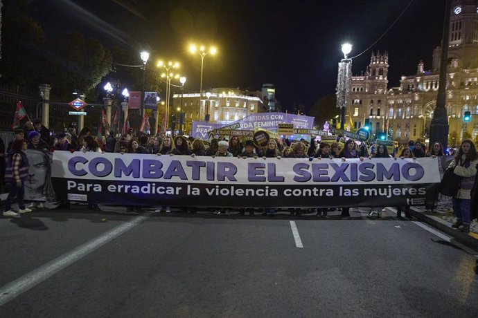 Decenas de personas durante la manifestación organizada por el Foro de Madrid Contra la Violencia a las Mujeres con motivo del 25N y bajo el lema 'Combatir el sexismo para erradicar la violencia contra las mujeres' que marcha desde Cibeles a Plaza de Espa