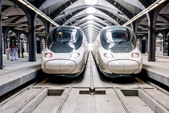 Archivo - Trenes Haramain o 'AVE a la Meca' en una estación de la línea